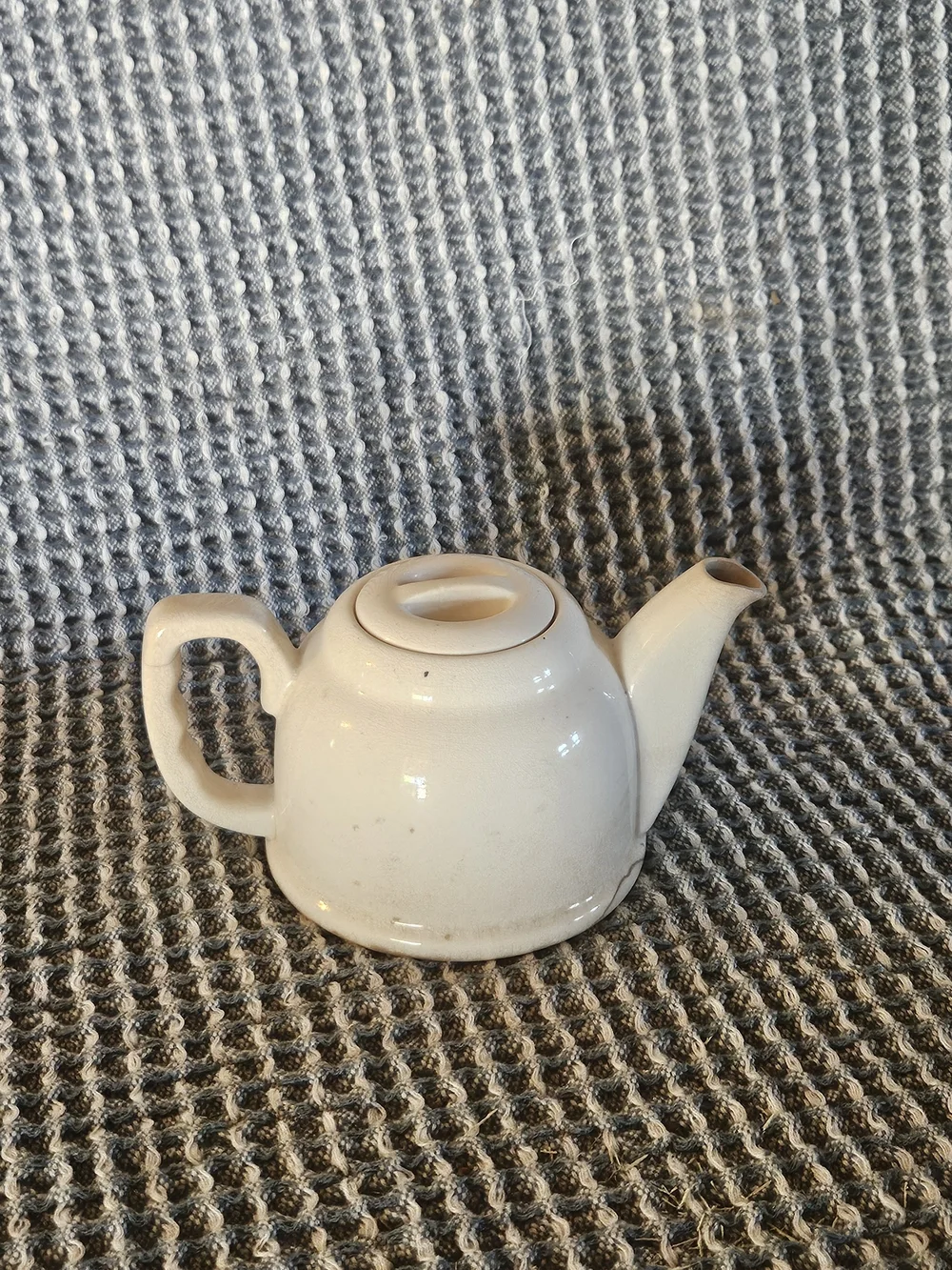Simple White Ceramic Teapot with Classic Silhouette